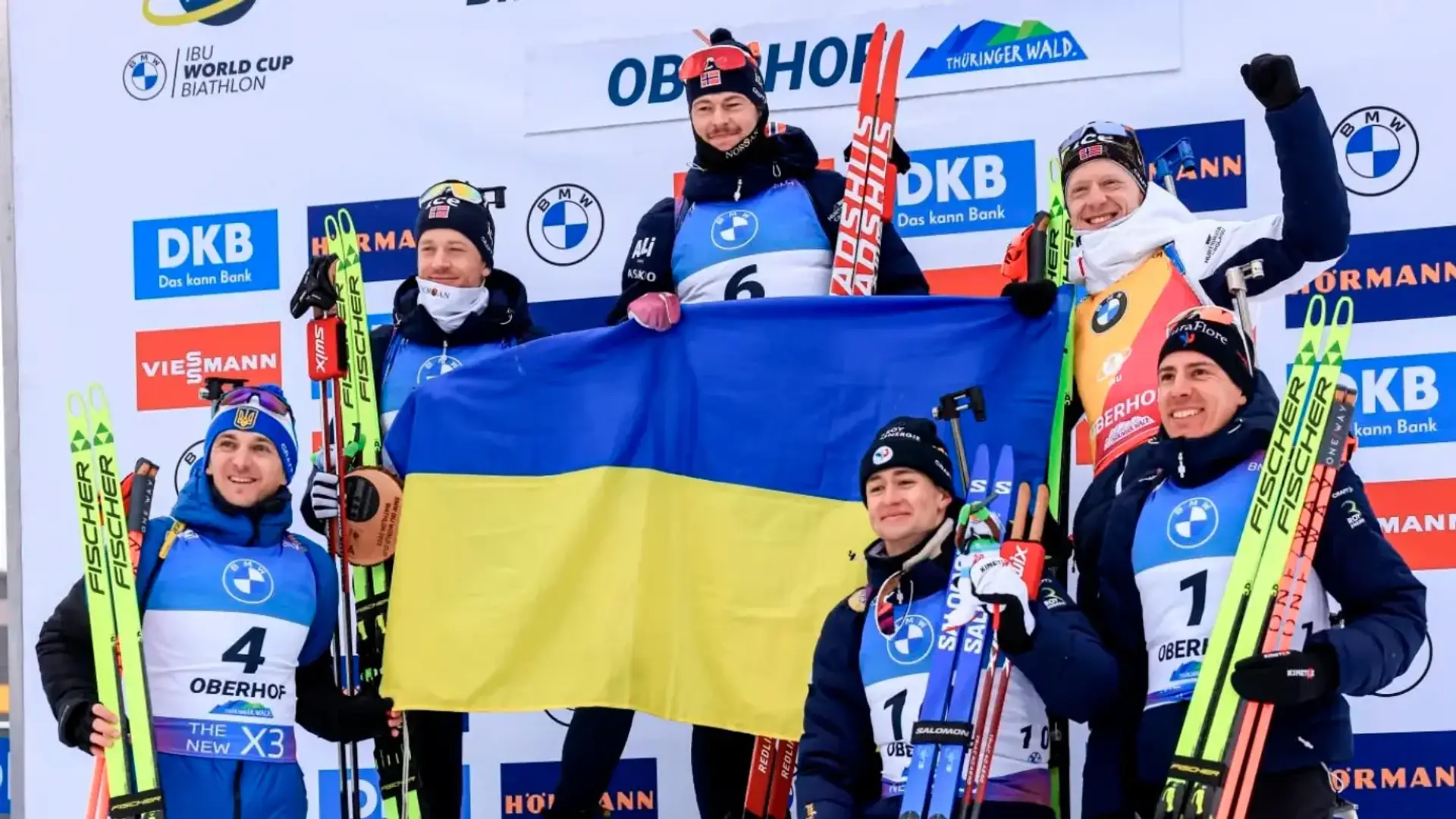 💙💛 Фото дня: брати Бо, Леґрейд, Фійон-Має та Перро з прапором України на подіумі Обергофа