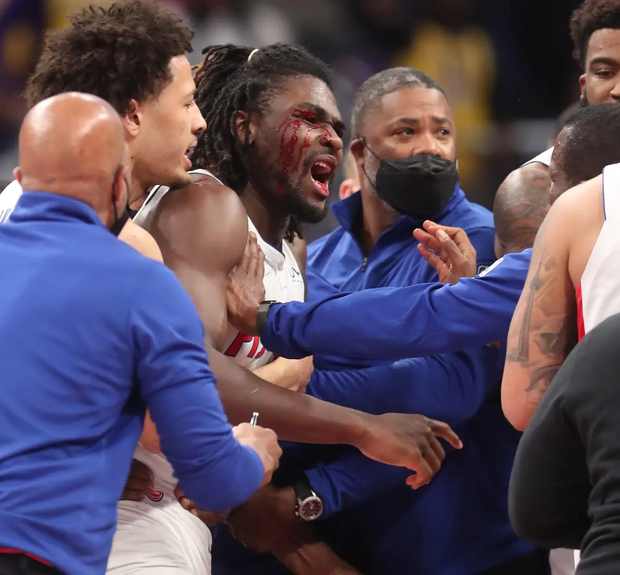 Побоище в НБА: Леброна удалили – он намеренно разбил лицо сопернику! Пострадавший гонялся за Королем по всей площадке