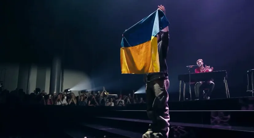 Біллі Айліш виступила з українським прапром на концерті в Німеччині. Їй його передала відома українська співачка (відео)