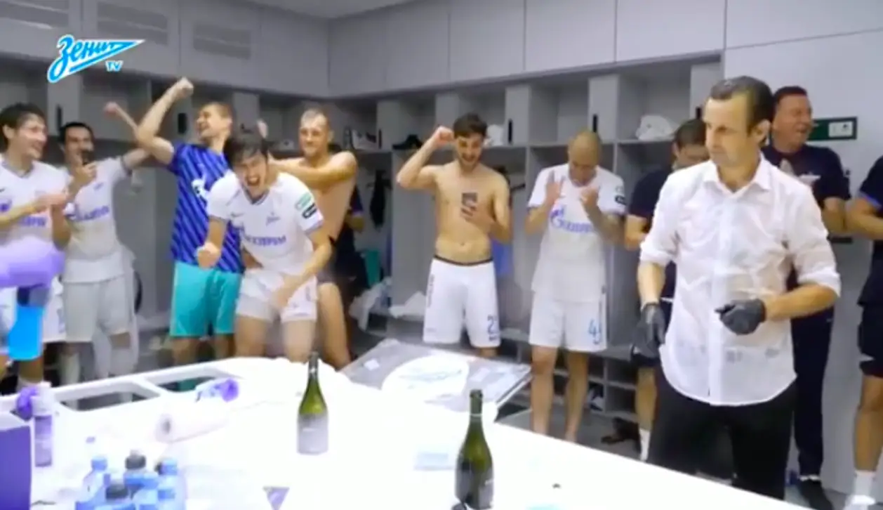 Во время празднования чемпионства два футболиста «Зенита» изобразили половой акт