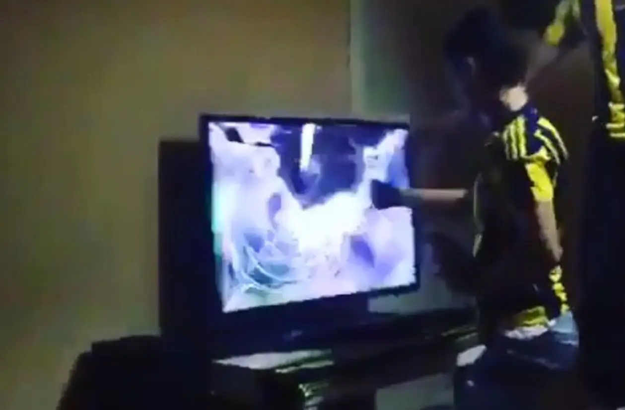 Фанат «Фенербахче» избивает телевизор во время просмотра матча с «Бешикташем»