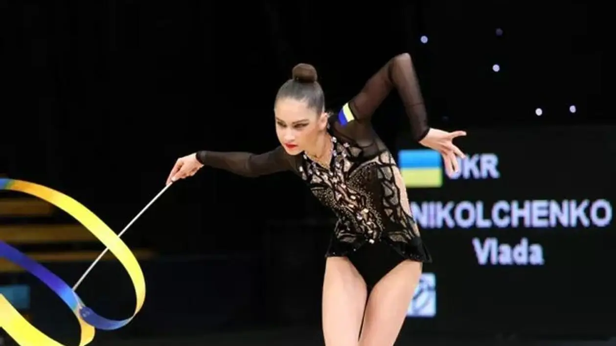 Звезда украинской женской гимнастики делает шпагаты даже с упором на дерево