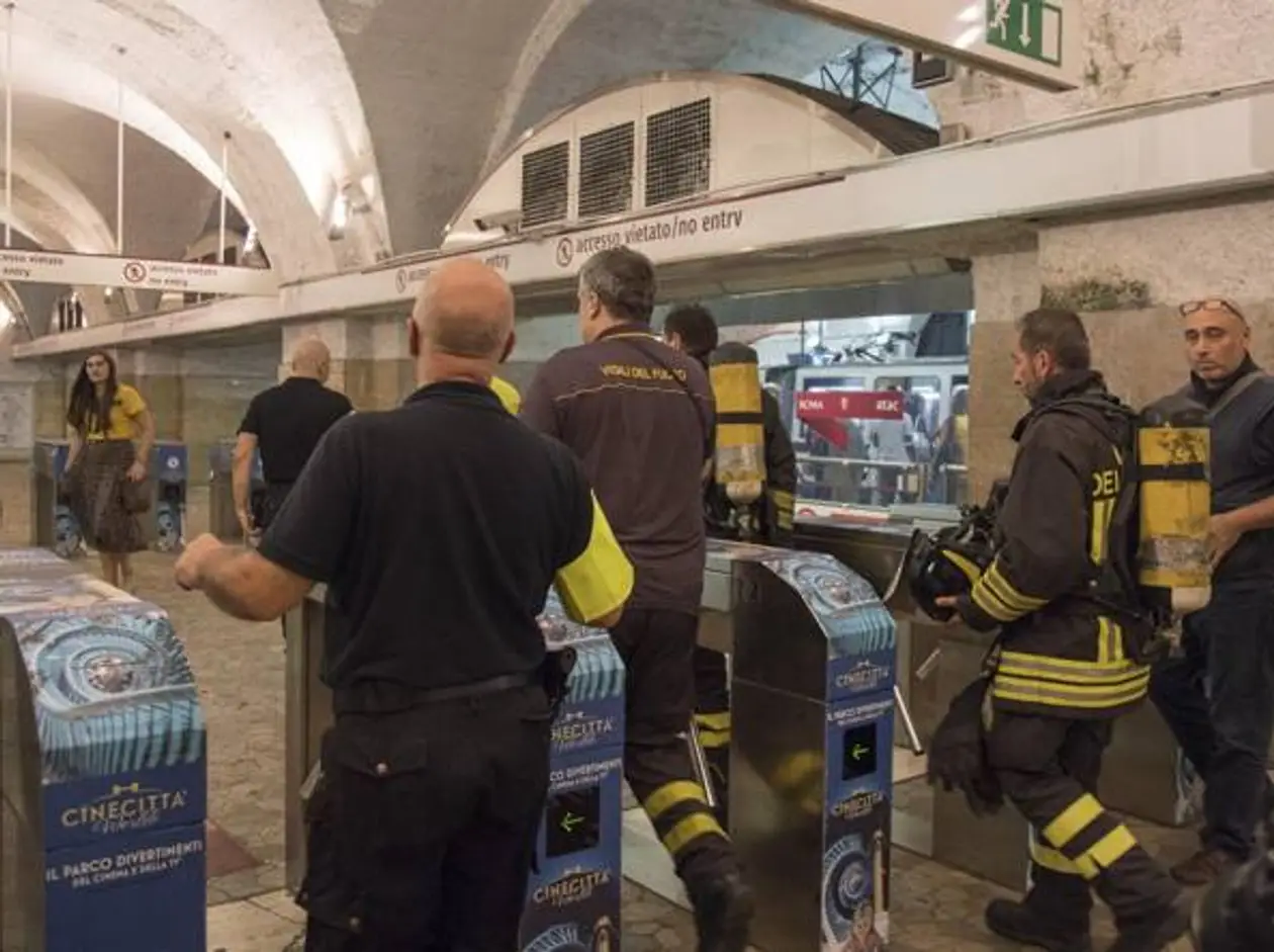 Фанаты ЦСКА обвалили эскалатор метро в Риме. Есть пострадавшие