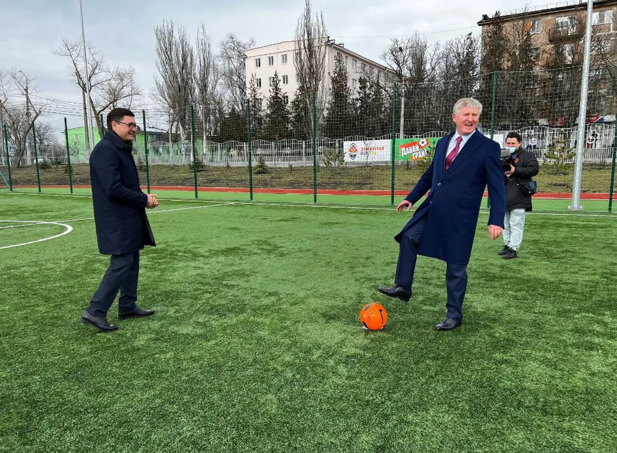 Сыграл в футбол и баскетбол: президент «Шахтера» побывал в Мариуполе