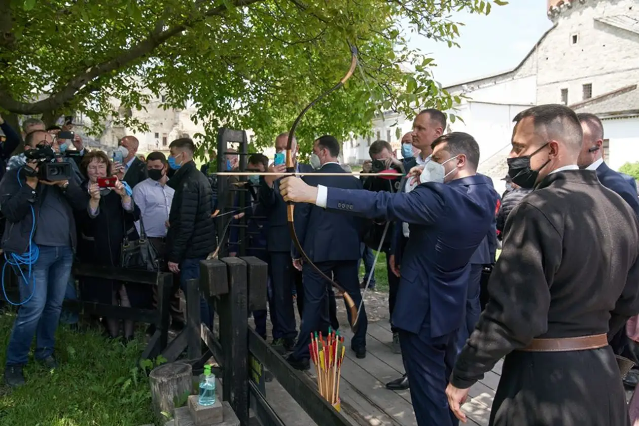 Во время визита в Каменец-Подольский Владимир Зеленский занялся стрельбой из лука
