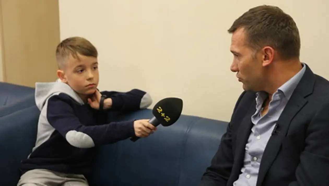 10-річний хлопчик бере інтерв’ю у Андрія Шевченка