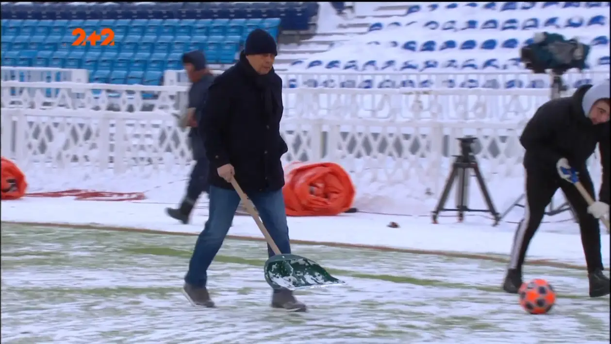 Мирча Луческу лично убирает снег на поле «Динамо» им. Лобановского. Теперь вы видели все