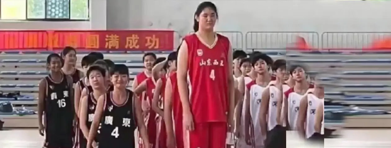 Китайская баскетболистка покорила интернет. Девушке всего 14 лет, но ее рост уже 226 сантиметров