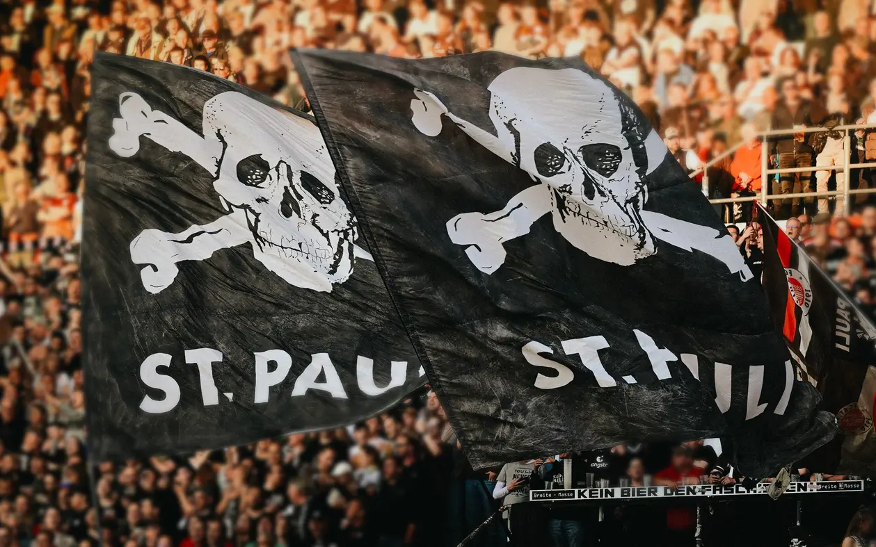 «Ми боремося проти багатьох речей у сучасному футболі». «Санкт-Паулі» – «пірати», футбольні панки і лідери Другої Бундесліги