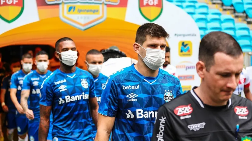 «Жизнь и здоровье футболистов важнее». В Бразилии игроки вышли на поле в масках – они требуют остановить чемпионат
