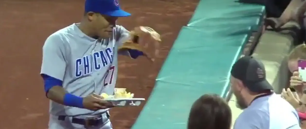 Бейсболист врезался в фаната и уронил его чипсы, но не растерялся, а купил ему новую порцию