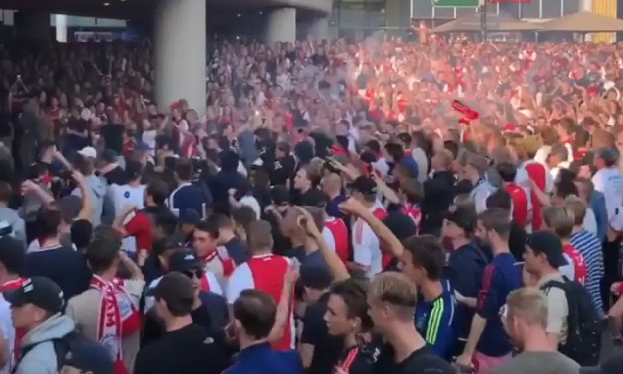 Нереальная толпа фанатов «Аякса» перед стадионом