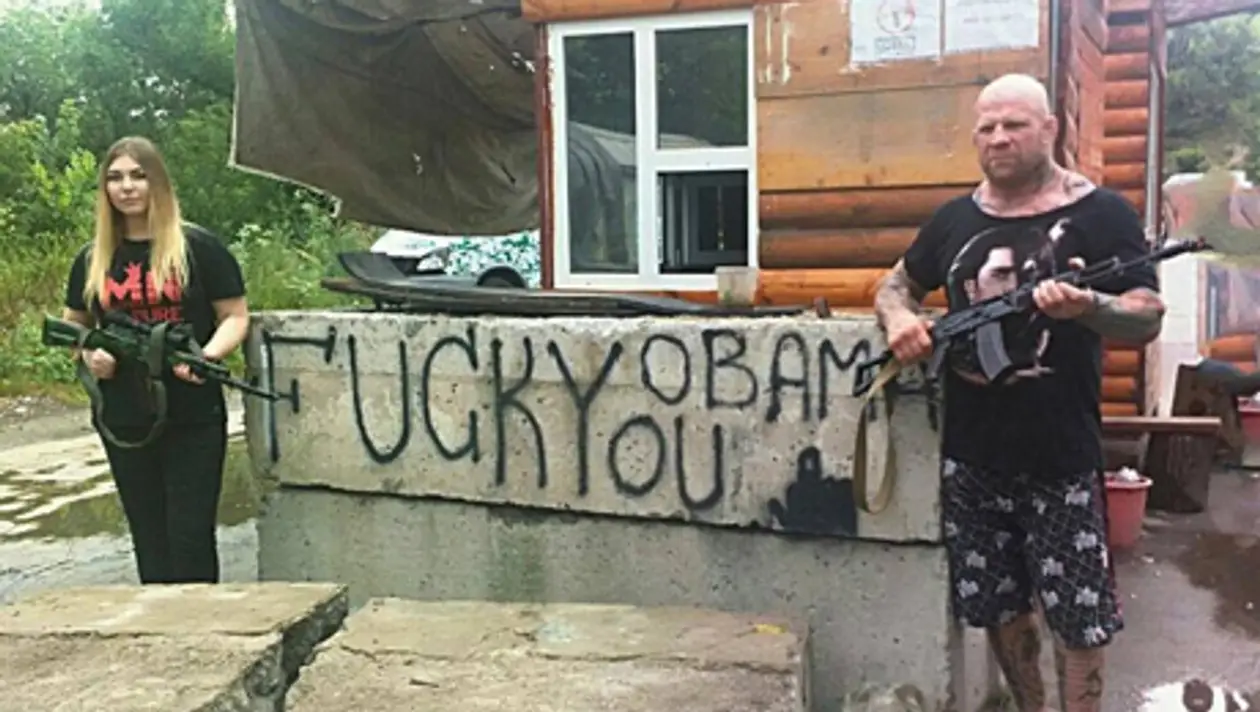 Фото дня. Джефф Монсон в Луганске с автоматом