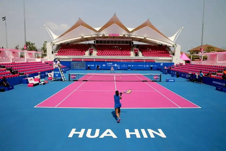 Теннис играет с цветом харда: от скучного зеленого пришли к розовому и черному. Турниры так создают идентичность