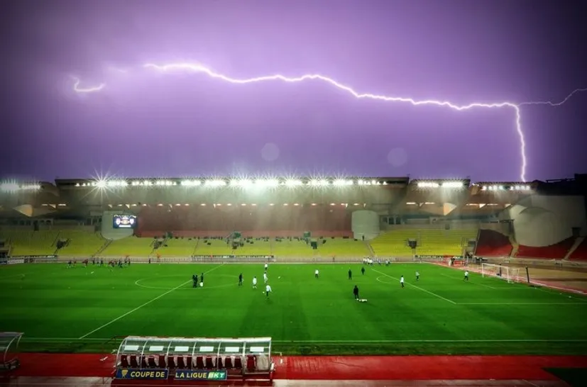 Пугающая молния во все небо над стадионом «Монако»