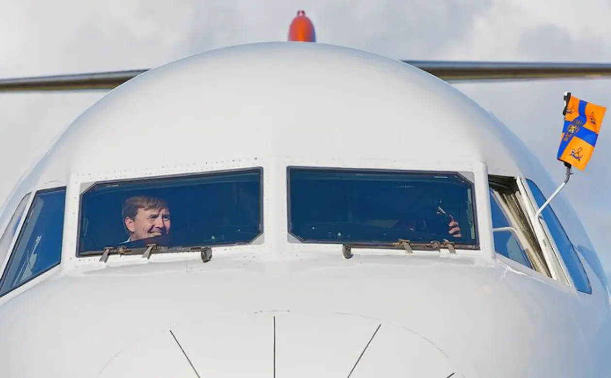 Король Нидерландов лично доставил фанов «Фейеноорда» в Прагу – сел за штурвал пассажирского самолета