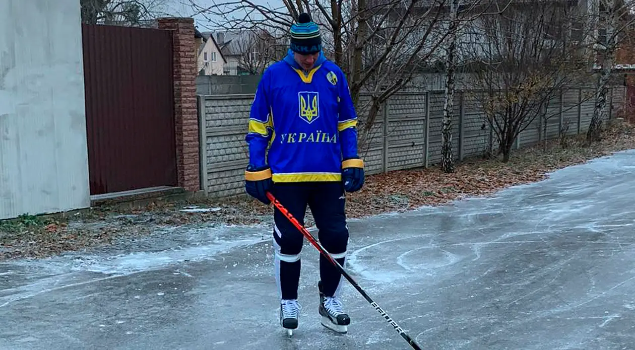 Гололед не помеха: лидер сборной провел тренировку на замёрзшей улице (видео)
