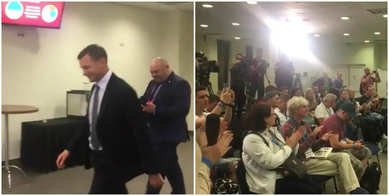 После победы над Сербией Шевченко вошел в зал для пресс-конференции под бурные овации