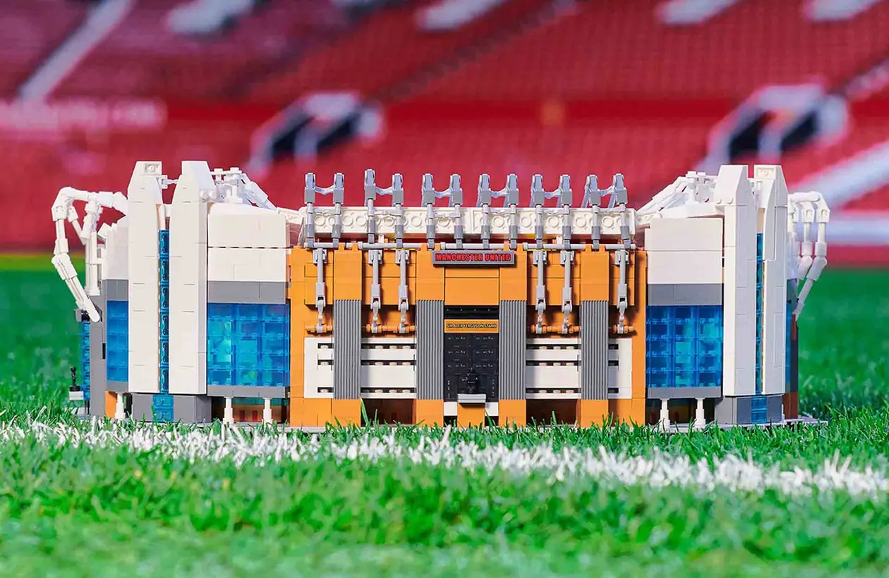 Lego выпустила модель «Олд Траффорд»: 3898 деталей, масштаб 1:600, статуя Фергюсона