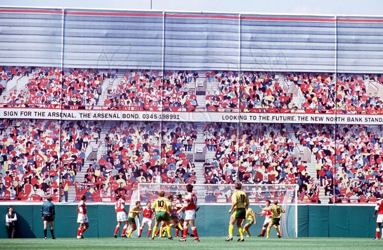В 90-х «Арсенал» заменил фанов на трибуне изображением. Перерисовывали несколько раз, игроки считали его проклятым
