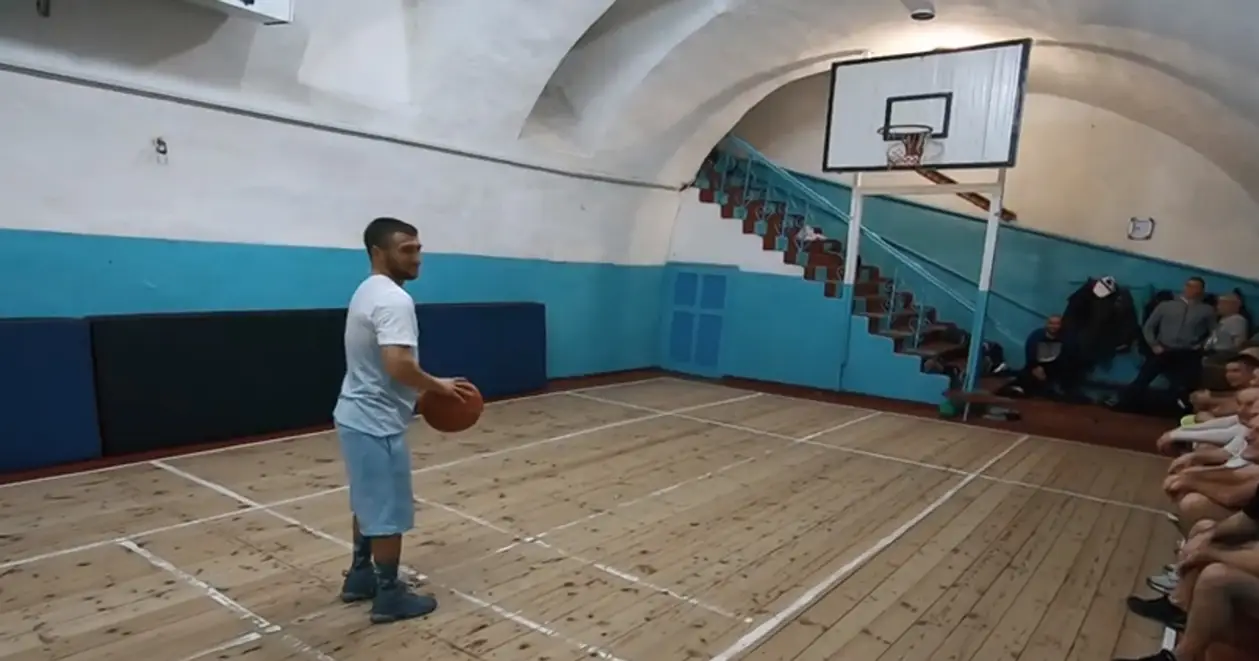 Лома сыграл в баскетбол в школьном спортзале. Видео, полное атмосферы спортивных секций Украины