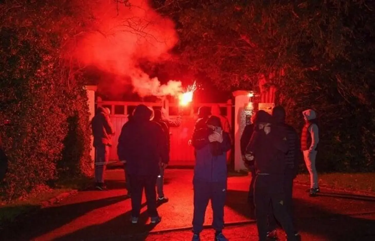 Фанаты «МЮ» напали на дом вице-президента клуба: закидали файерами и требуют отставки