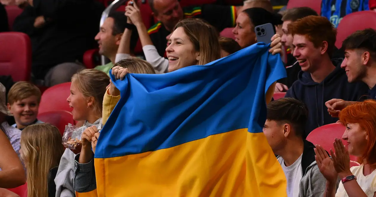 «Головне – наскільки цінуємо, що ми українці». 24 години в дорозі, щоб побачити матч «Аякс» - «Шахтар»