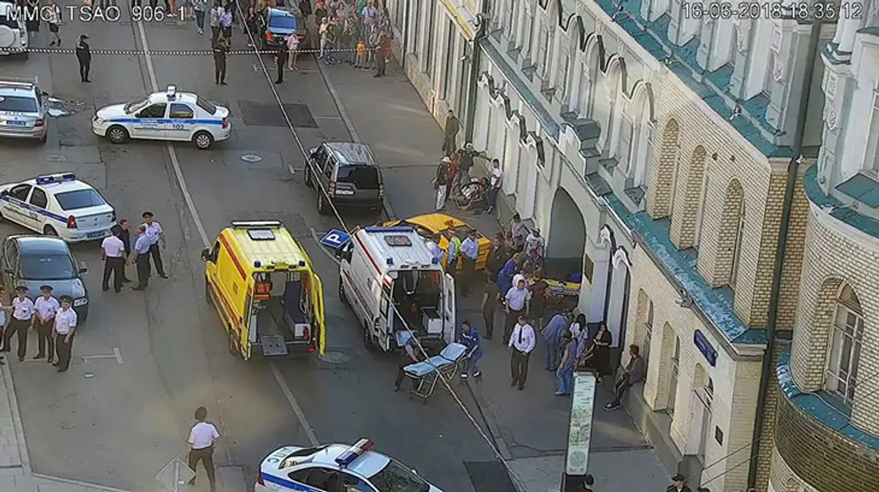 Таксист в Москве протаранил людей на тротуаре. Пострадали фанаты Мексики