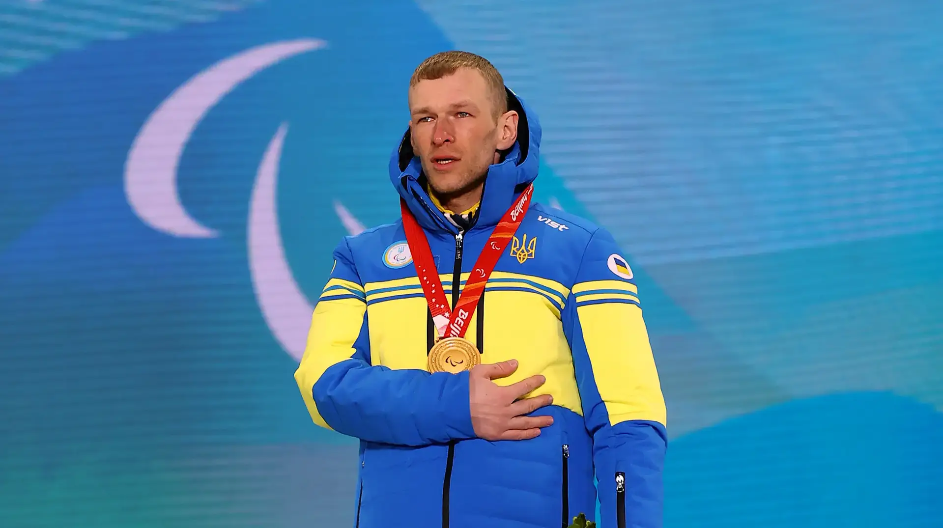 Григорій Вовчинський під час нагородження золотом Паралімпіади-2022 в Пекіні