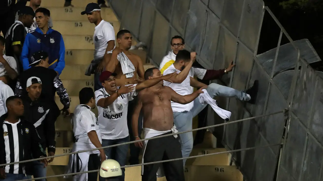 Хаос на матче «Сантоса» и «Индепендьенте». Полиция и фанаты устроили зарубу