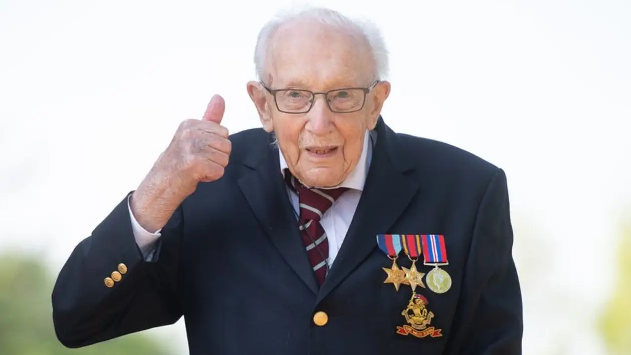 Скончался Том Мур: 100-летний ветеран, который собрал 33 млн фунтов для врачей и перепел YNWA (#1 в британском чарте). Недавно он заболел коронавирусом
