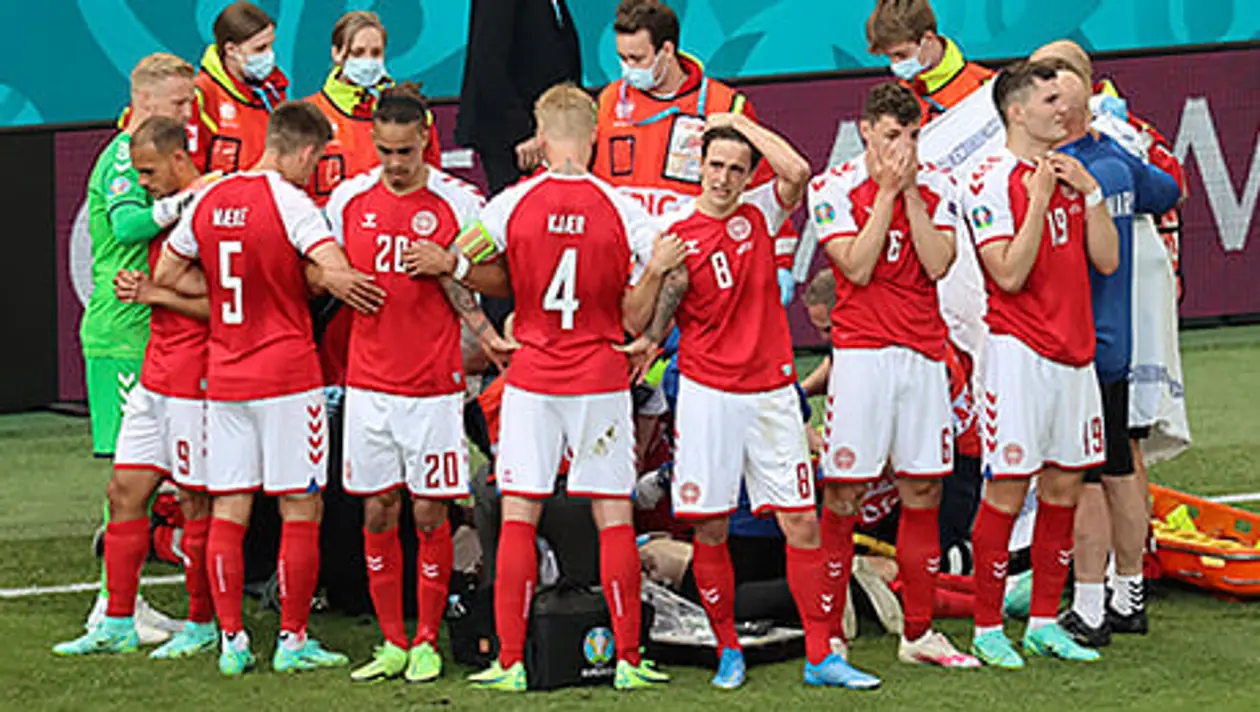 Страшный момент. Игроки сборной Дании закрывают собой Эриксена и не скрывают слез