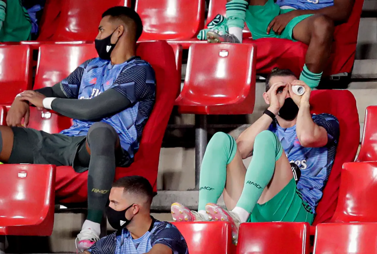 Бэйл троллит «Реал» даже на скамейке: скучает, спит и смотрит в подзорную трубу