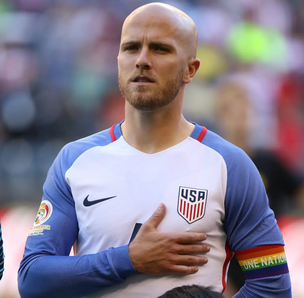 Хавбек сборной США Брэдли сыграл в капитанской повязке с цветами ЛГБТ-флага