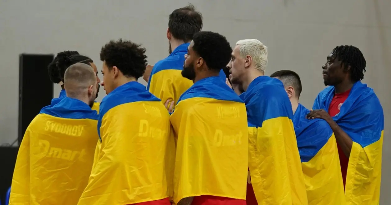 «Яка приємна зустріч». Гравці «Прометея» перед грою ЛЕБЛ поспілкувалися з іншим українським баскетболістом