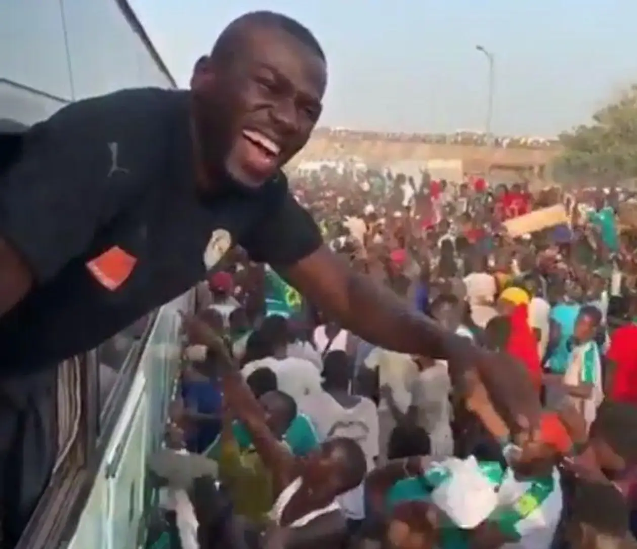 Сенегальцы «несут на руках» автобус сборной несмотря на поражение в финале КАН