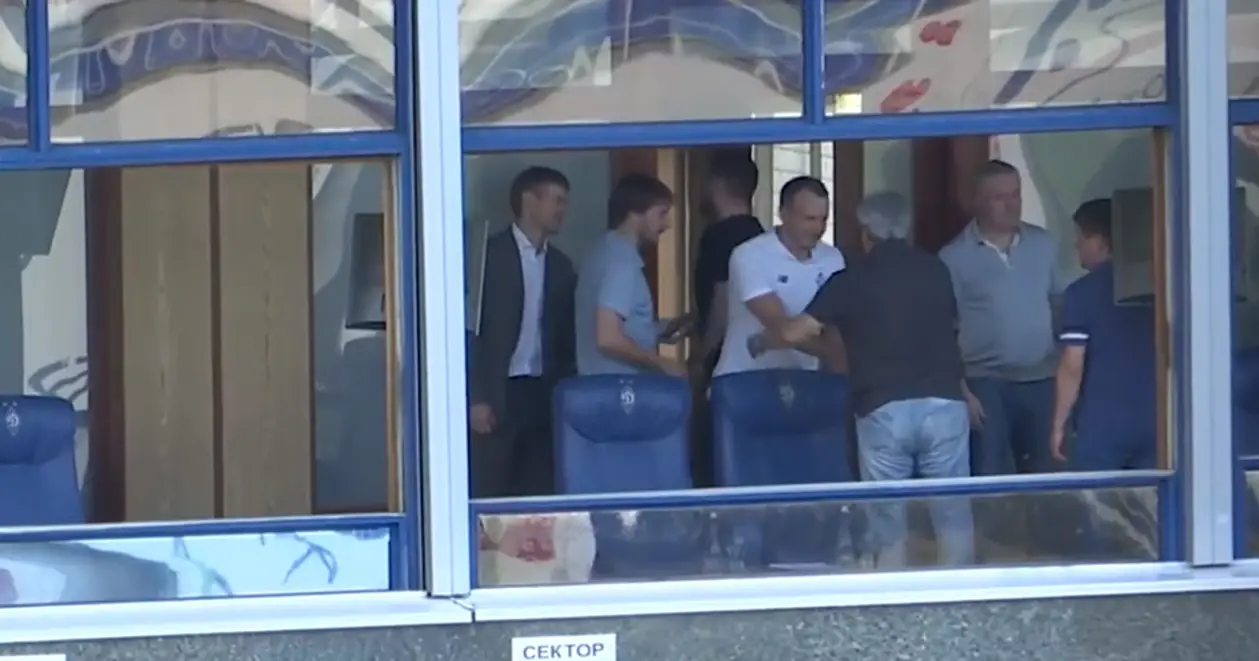 Теплая встреча Луческу со своим будущим ассистентом Гусевым. Они обменялись рукопожатием