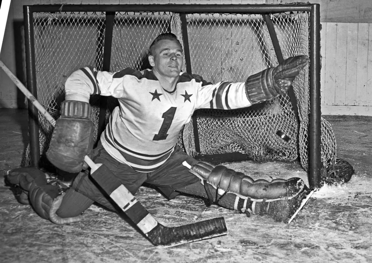 Легенда НХЛ з українським корінням: грав без захисної маски, пішов на війну у 15 років, його пісня обігнала «Бітлз»