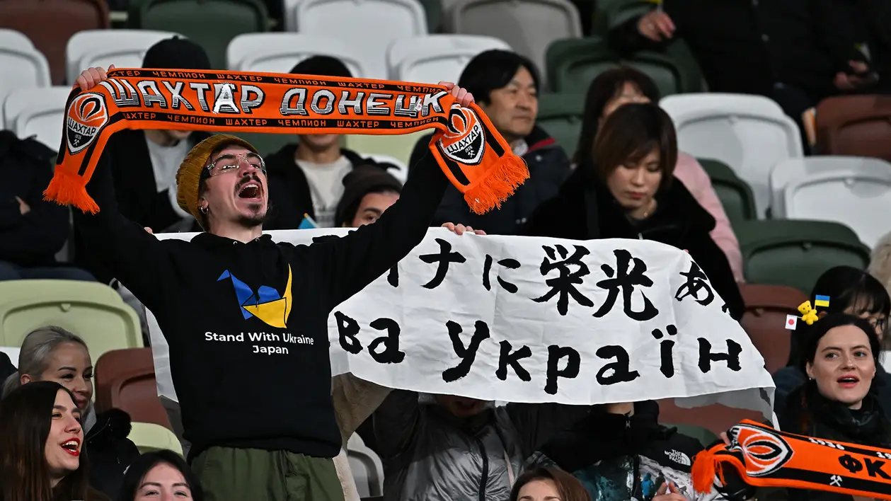 Японка вивчила гімн України за 2 дні, а українці відчули себе, як вдома. Благодійний матч «Шахтаря» в Токіо - 🇯🇵🤝🇺🇦