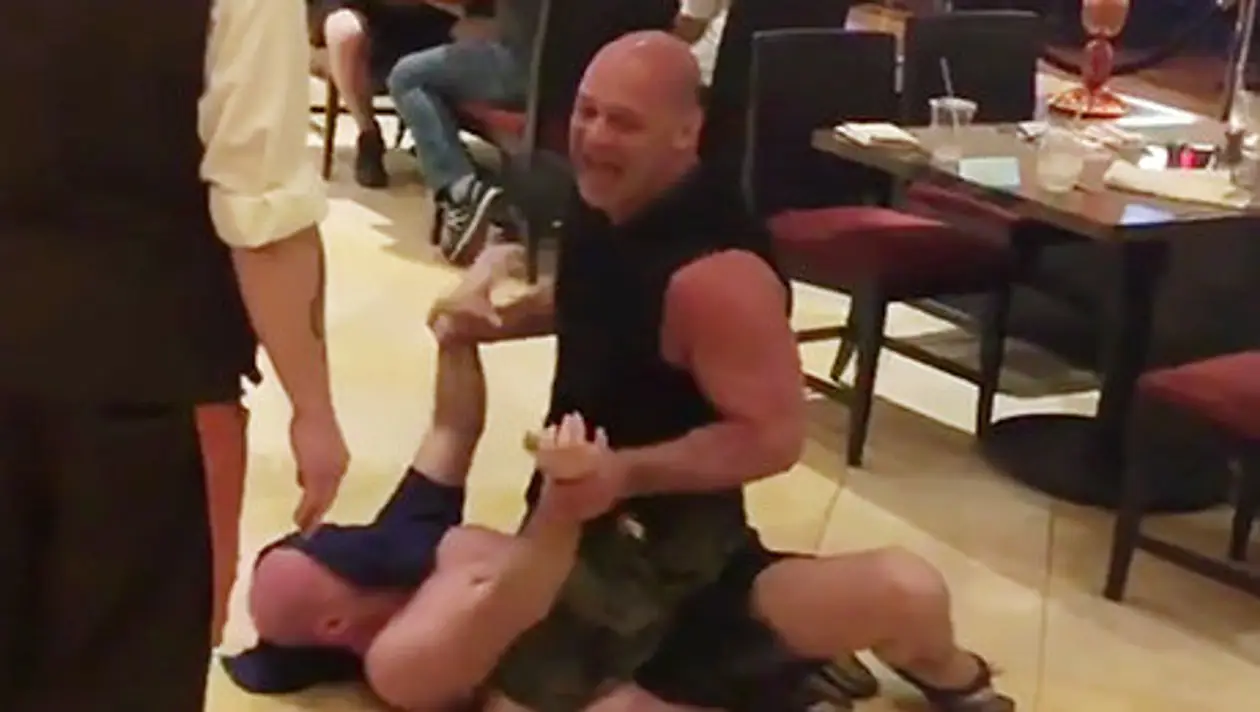 Экс-чемпион UFC заломал пьяницу в ресторане