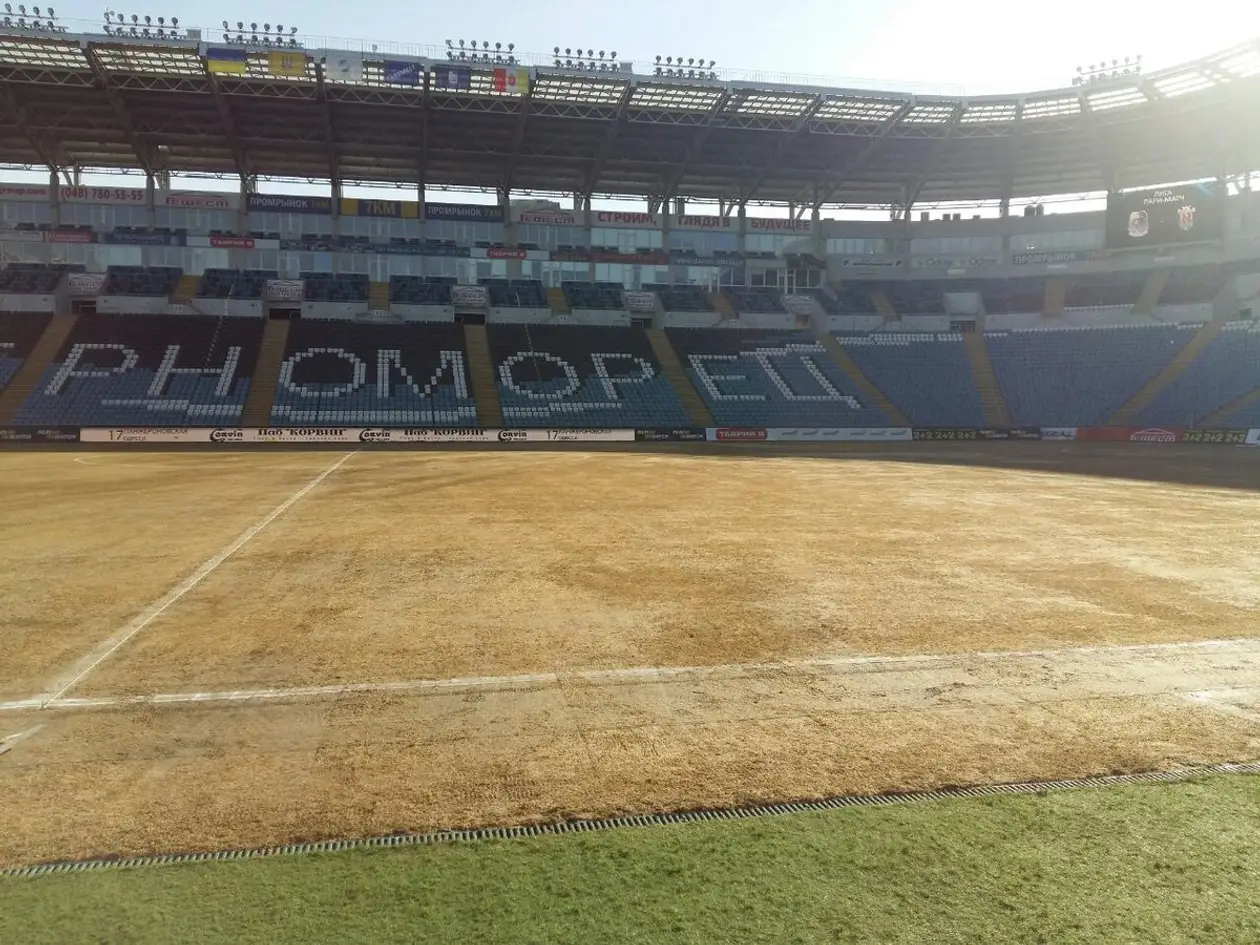 Ужасный газон на стадионе в Одессе