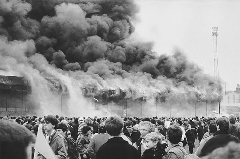 35 лет назад в пожаре на стадионе «Брэдфорда» погибли 56 человек. Огонь накрыл трибуну за 2 минуты