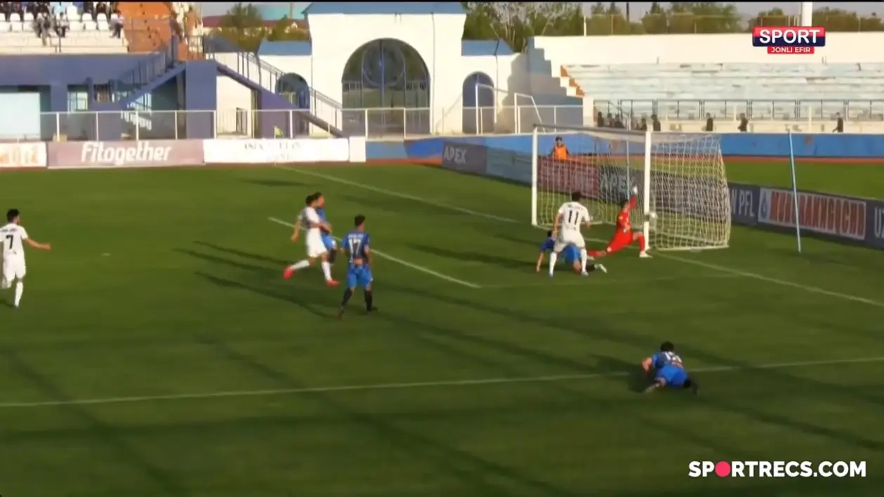 Комичный гол из Узбекистана: мяч пролетел в ворота через дырку в сетке, а судья не заметил