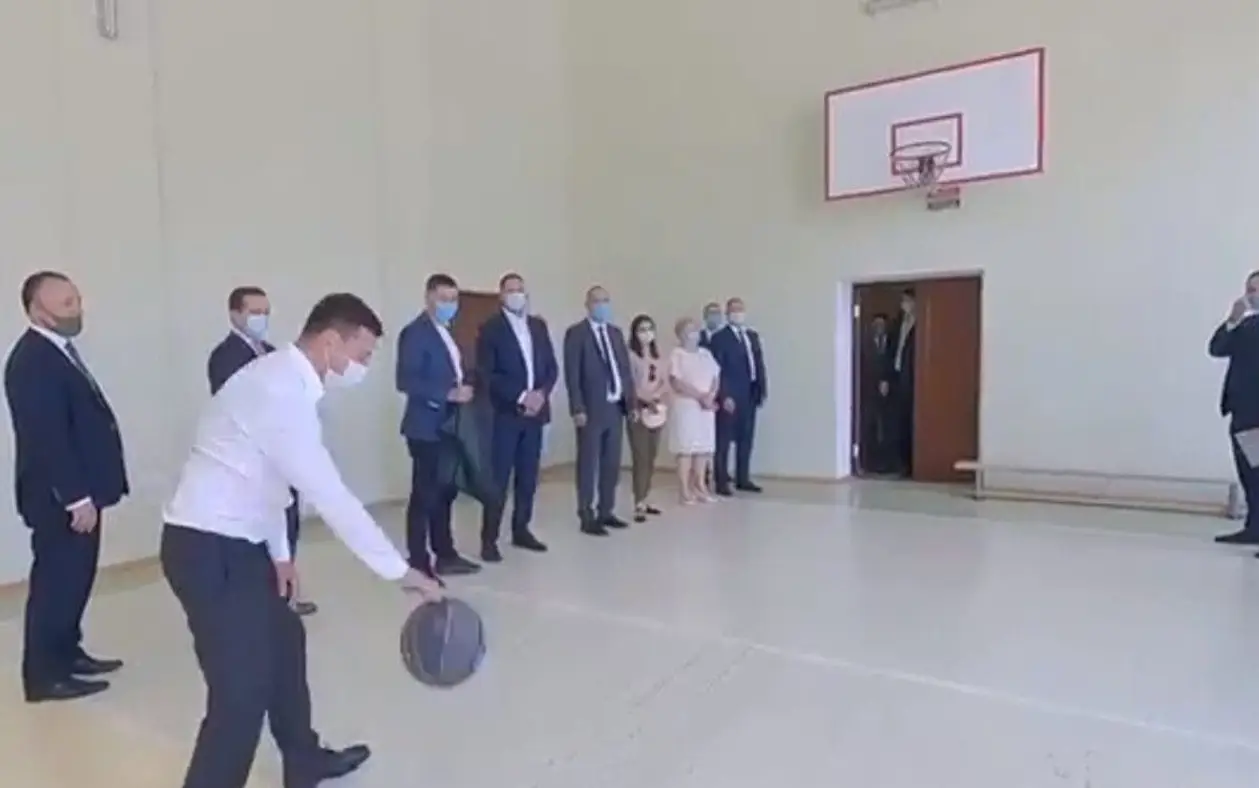 В стиле Мэджика. Зеленский показал баскетбольные навыки во время проверки школы в Николаеве