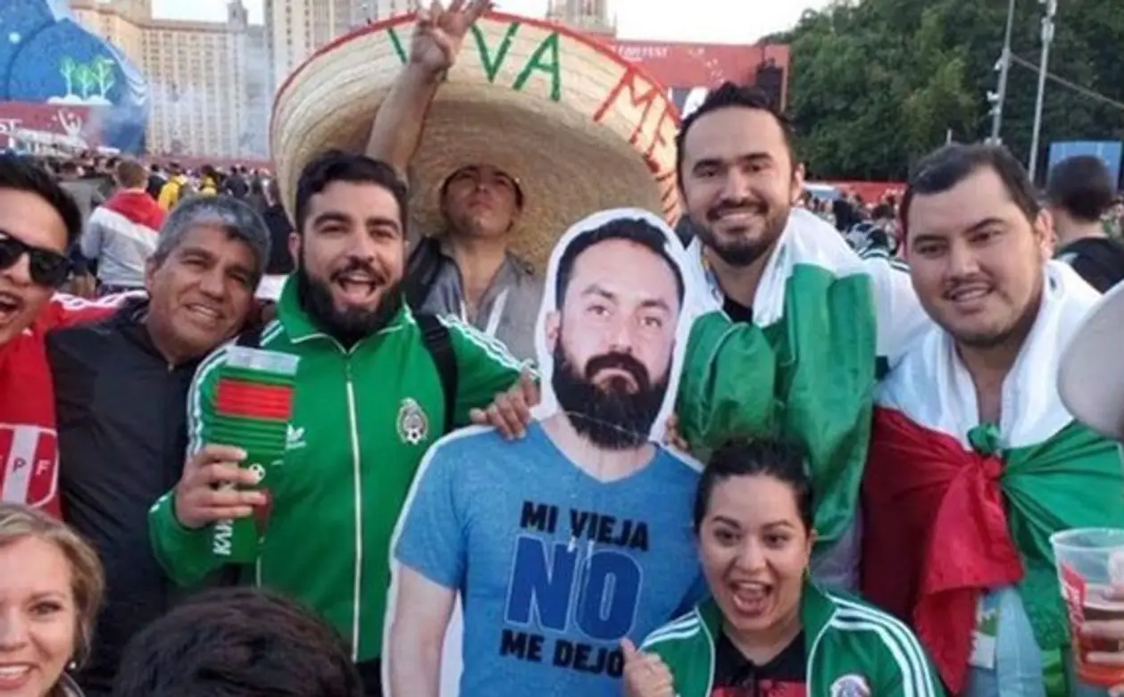 Болельщики сборной Мексики таскают за собой картонную версию друга. Жена не отпустила его на ЧМ