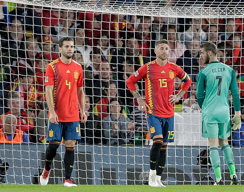 Испания впервые не берет на большой турнир игроков «Реала». Зато есть вратарь «Брайтона» и дриблер из «Вулвз»