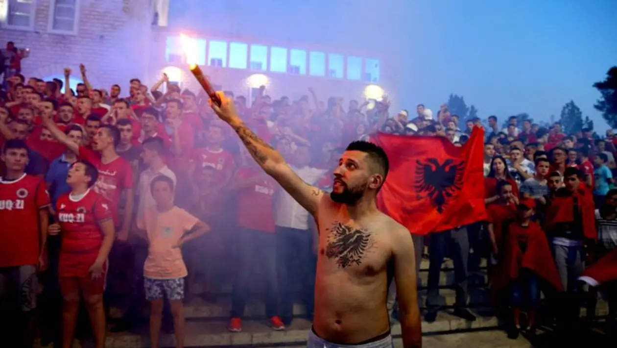 Албанцы так счастливы победе Швейцарии над Сербией, что вышли на улицы