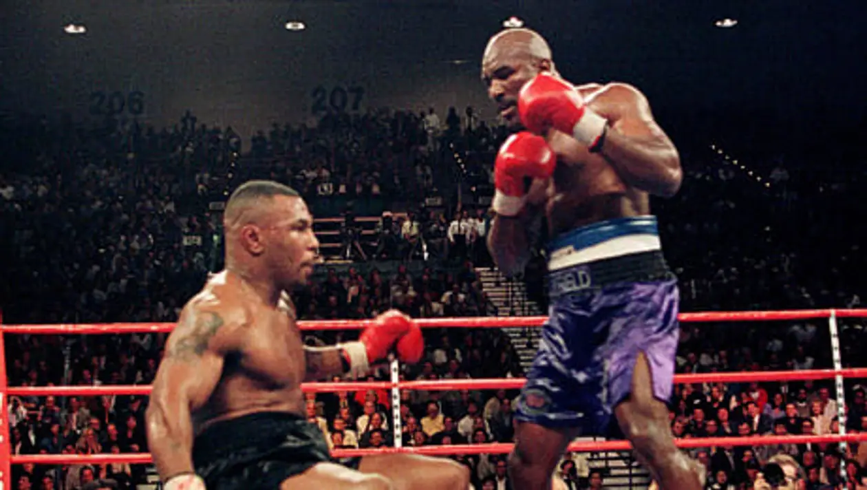 Первый бой Тайсона и Холифилда – лучший поединок 90-х. Майк проиграл в нем свою карьеру