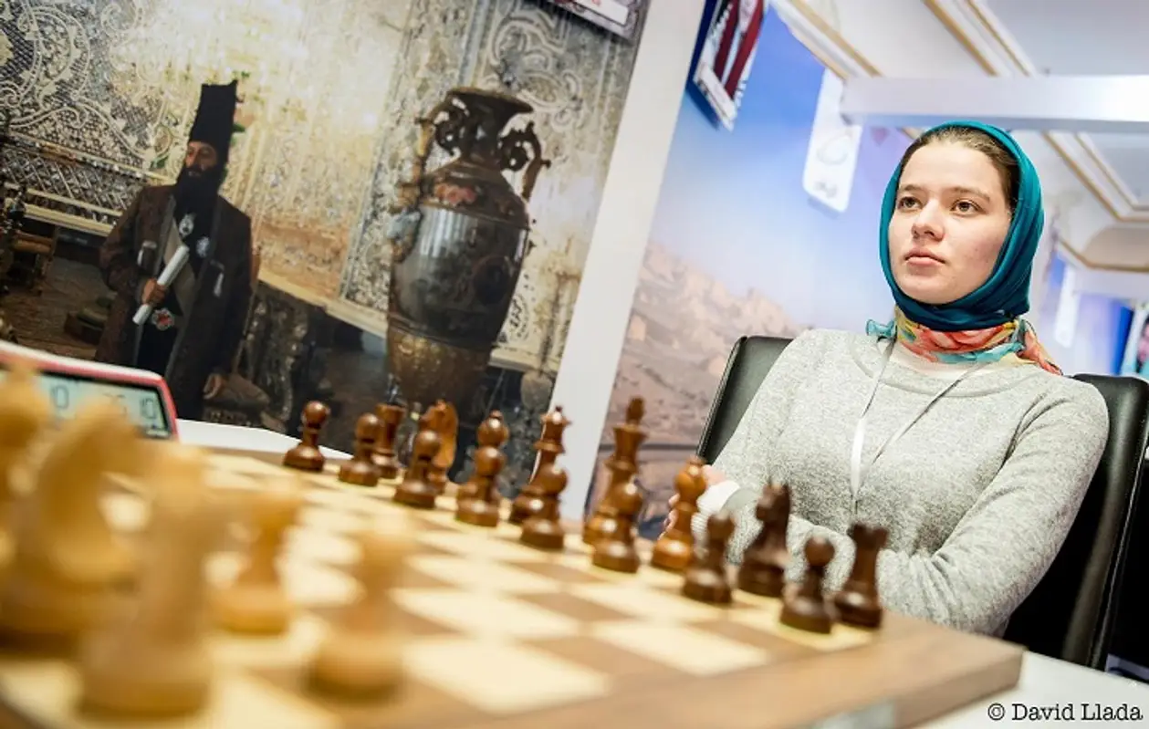 Как украинки играют в шахматы в хиджабах