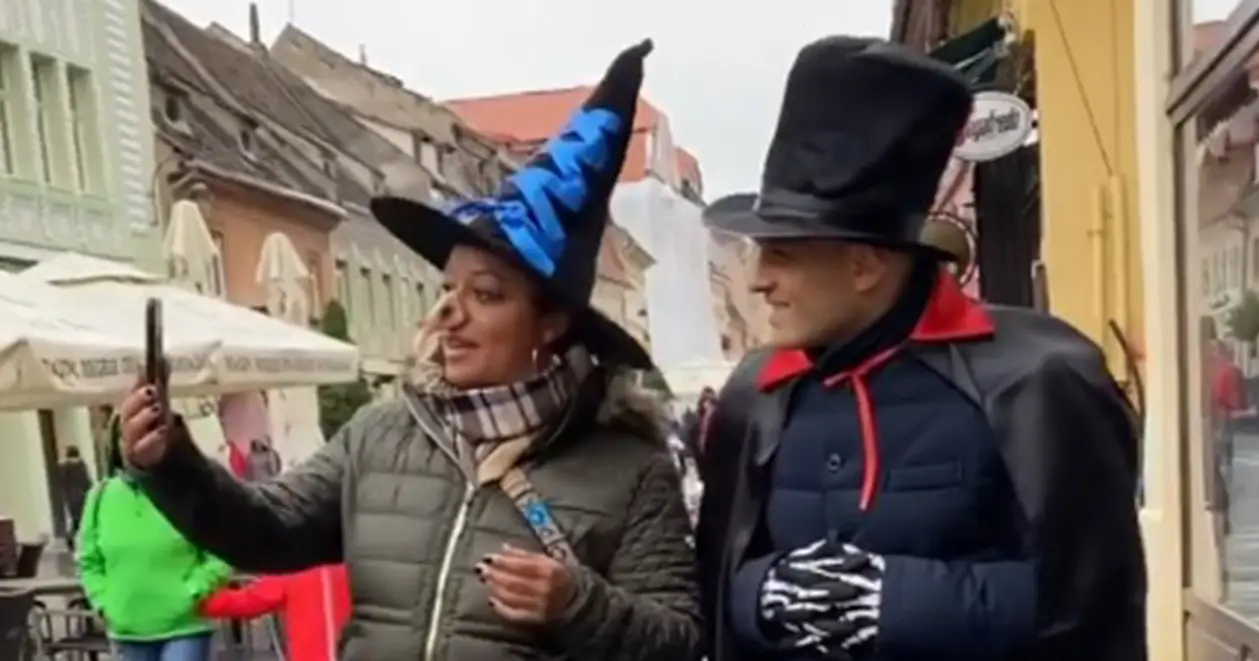 Деревянченко празднует день рождения в образе Дракулы. С ним фотографируются на улице